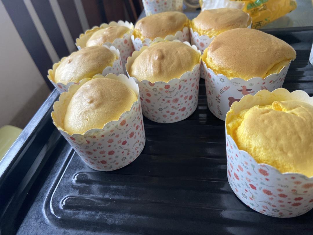 云朵般柔软的纸杯蛋糕