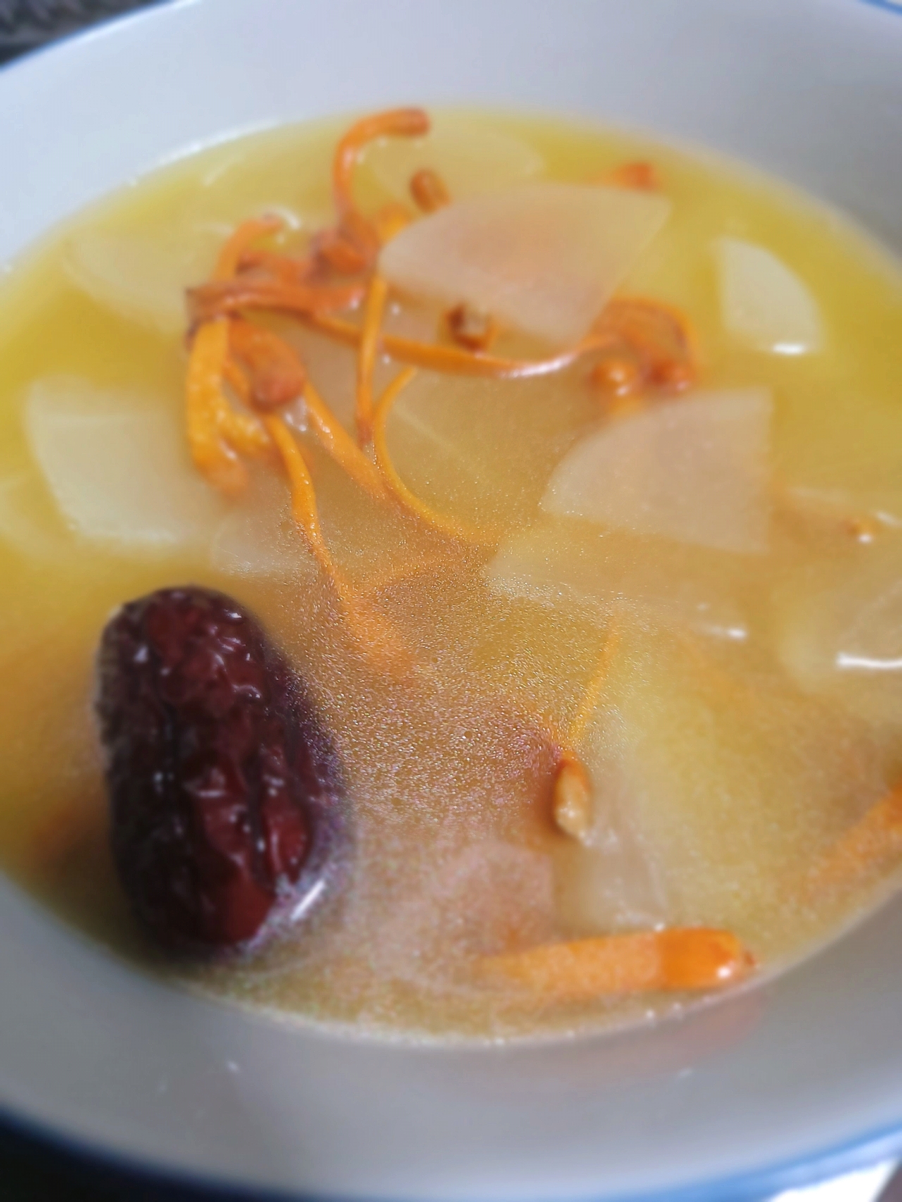 奶白的白萝卜鸭架汤