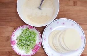 饺子皮做葱花小饼的做法 步骤3