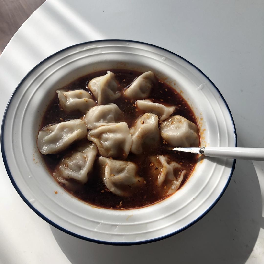 省时又便捷，没人能抗拒这碗酸汤水饺！🥟