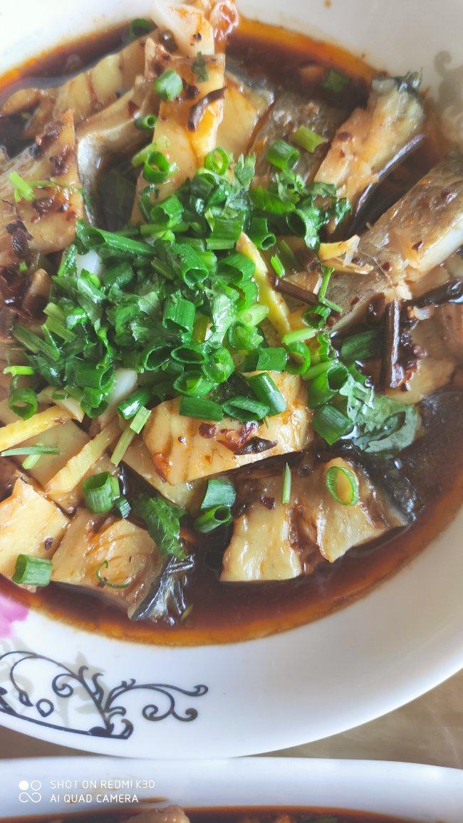 就像有句话所说：成年人的世界里，从来就没有“容易”二字。很多时候，你只能单枪匹马，直面生活的兵荒马乱。