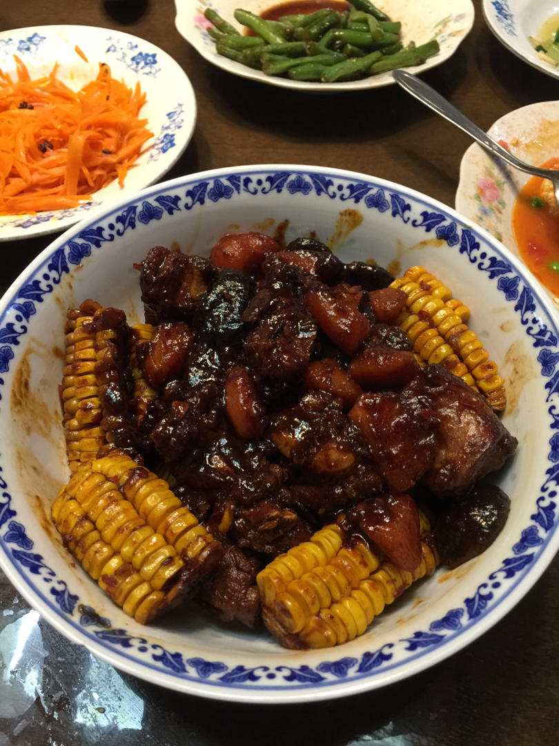 好吃到舔碗的家常玉米排骨煲，香嫩多汁，肉香十足超解馋