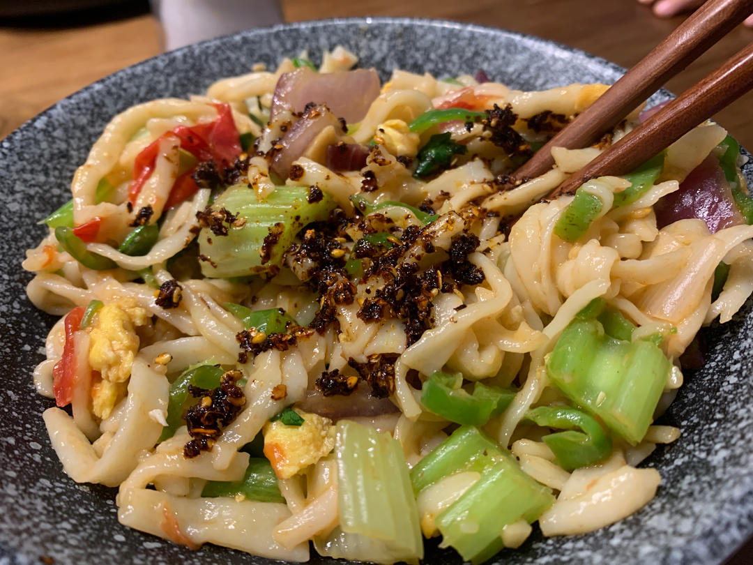 【小高姐】炒拉条子 记忆中西红柿汁裹着的那碗粗面条