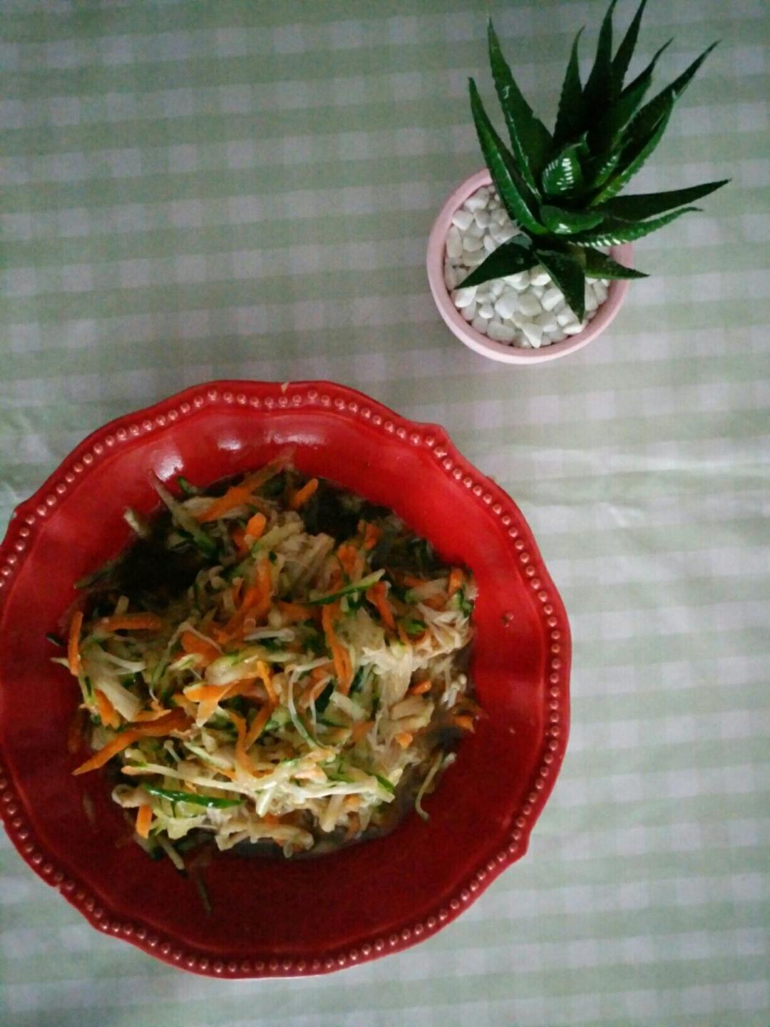 好吃的金针菇拌黄瓜