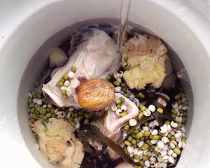 好喝去水肿绿豆海带棒骨汤——中式一日三餐（八）的做法 步骤3