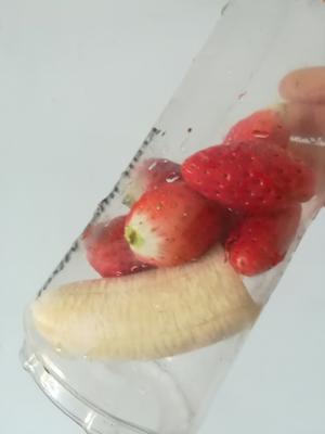 草莓香蕉牛奶盆栽的做法 步骤2