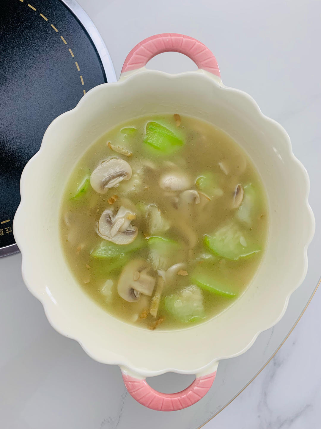 汤鲜味美！适合天热喝的刮油神汤～丝瓜蘑菇汤