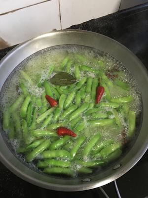 煮完不变黄，颜色翠绿的「五香豌豆荚」的做法 步骤6