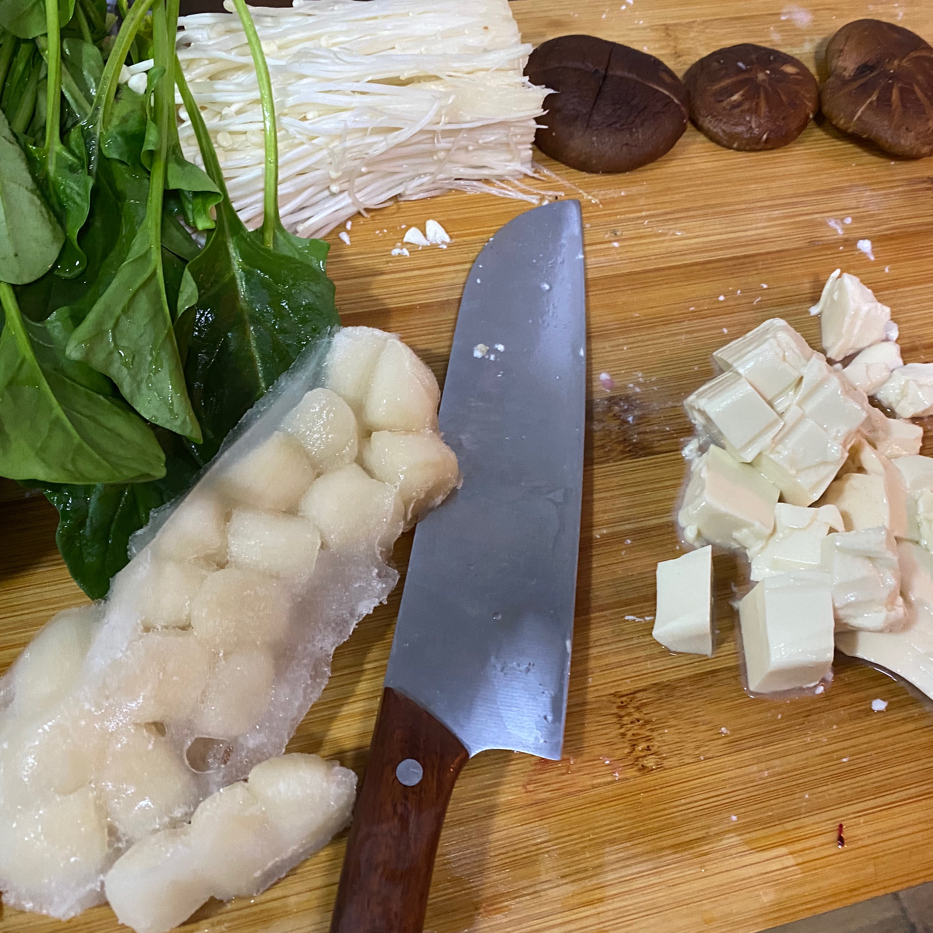 韩式海鲜蔬菜豆腐汤｜改良版 营养丰富 配料多多的做法 步骤1