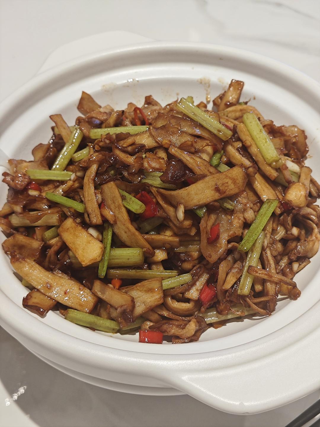 五花肉干锅茶树菇