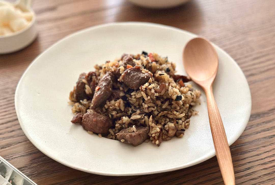 孩子最爱吃香喷喷的牛肉粒炒饭