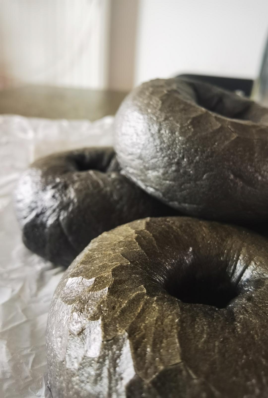 黑不溜秋的金枪鱼玉米竹炭贝果