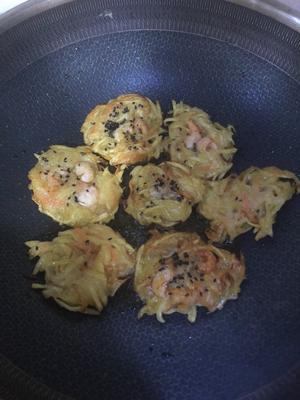 香酥的土豆胡萝卜🦐饼的做法 步骤4