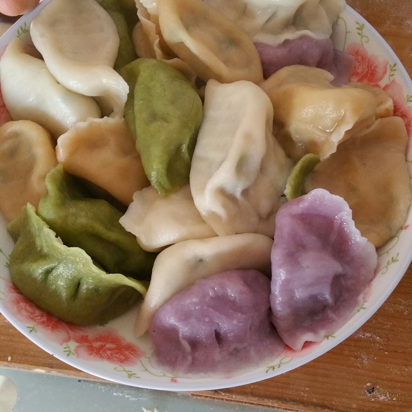 饺子 彩色水饺 家庭巧妇做的彩色水饺 赞                  彩色水饺
