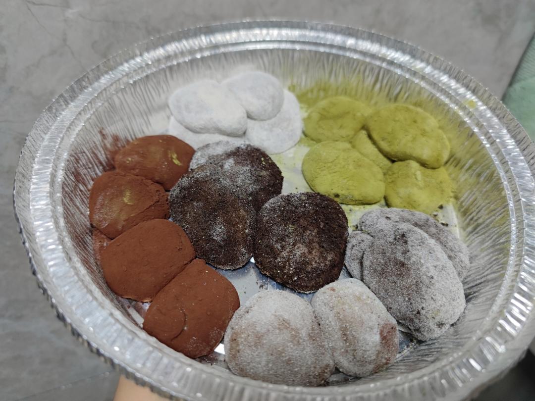 火遍全网的蘸酱麻薯是谁发明的？糯叽叽的口感，配上爱吃的蘸料，一口一个，吃完真的双倍快乐！