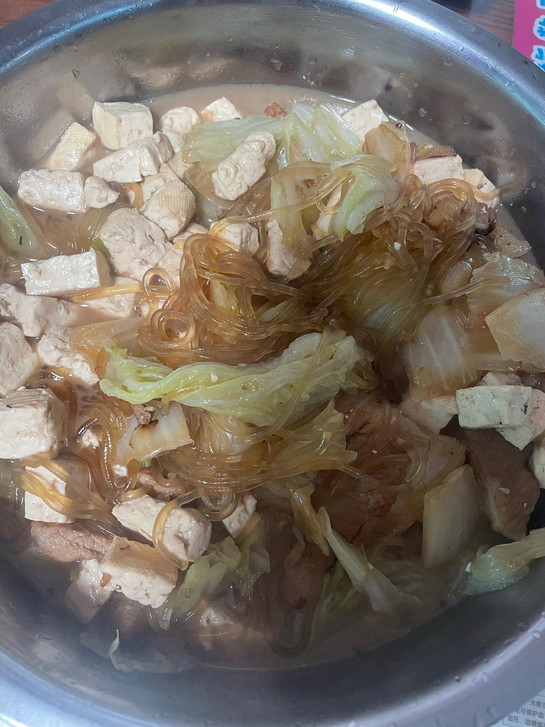 五花肉豆腐炖白菜