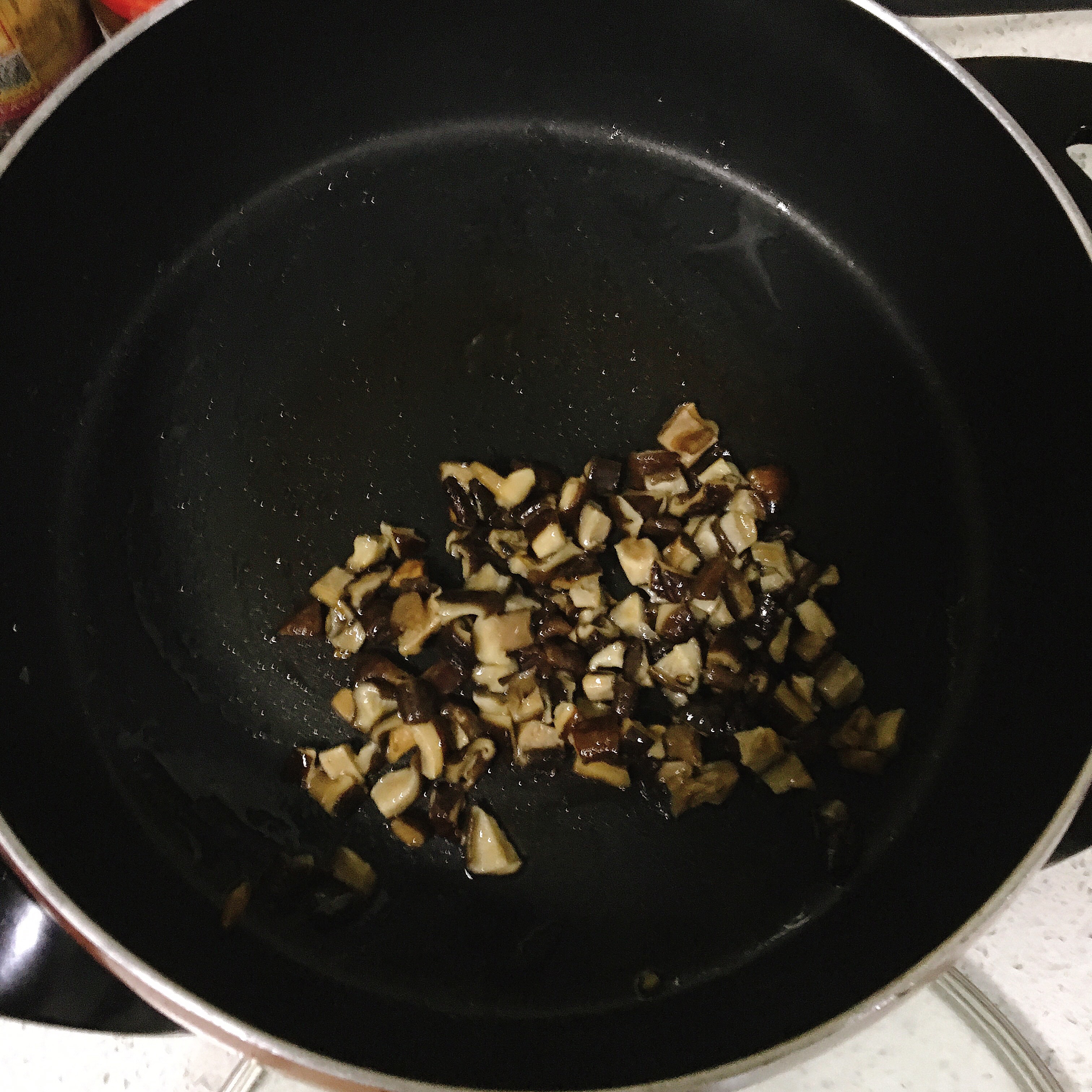 香菇腊肠焖饭的做法 步骤3