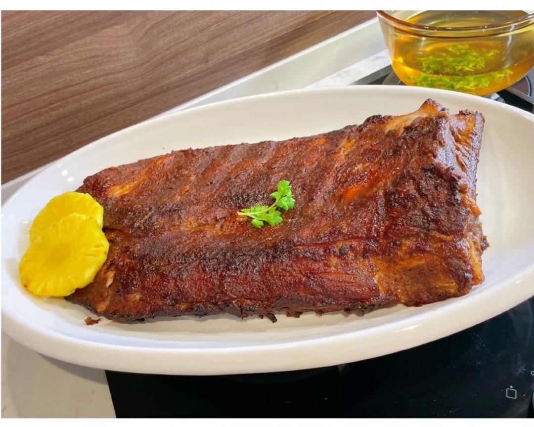 肋排清洗好擦干水分,然后再背面用叉子叉几下,筋膜面改一下斜十字花刀