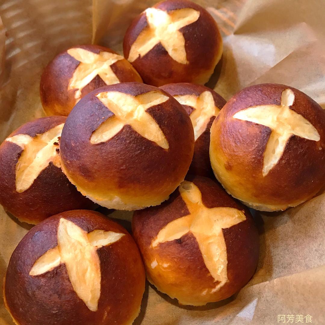 Soft pretzel buns的做法