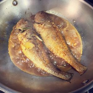 柱侯酱炖黄鱼、红烧黄鱼的做法 步骤8