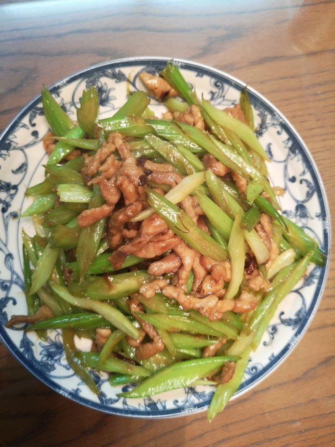 厨师长教你：“青椒牛肉丝”的家常做法，家乡的味道，先收藏了