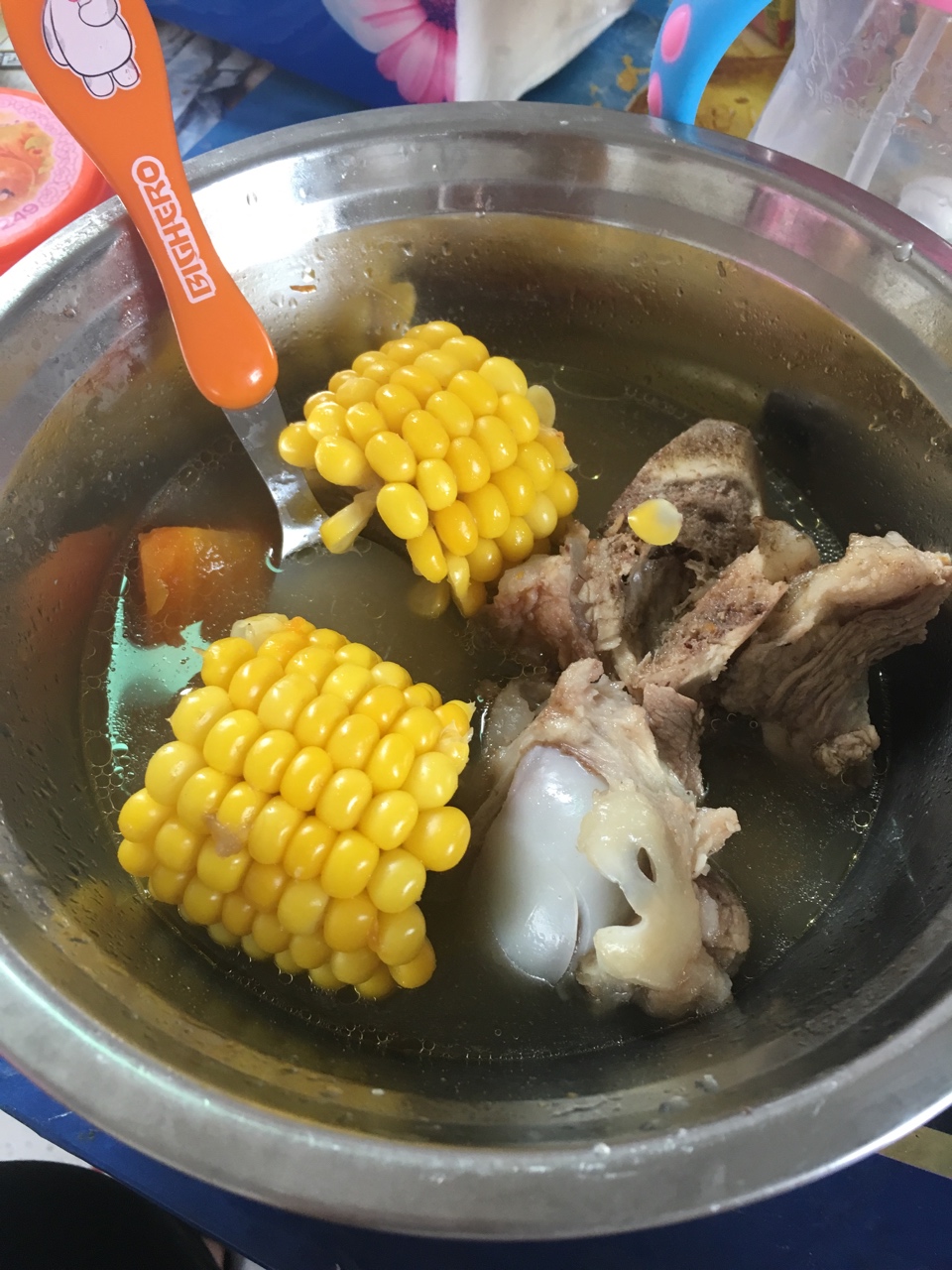 玉米胡萝卜炖大骨头汤