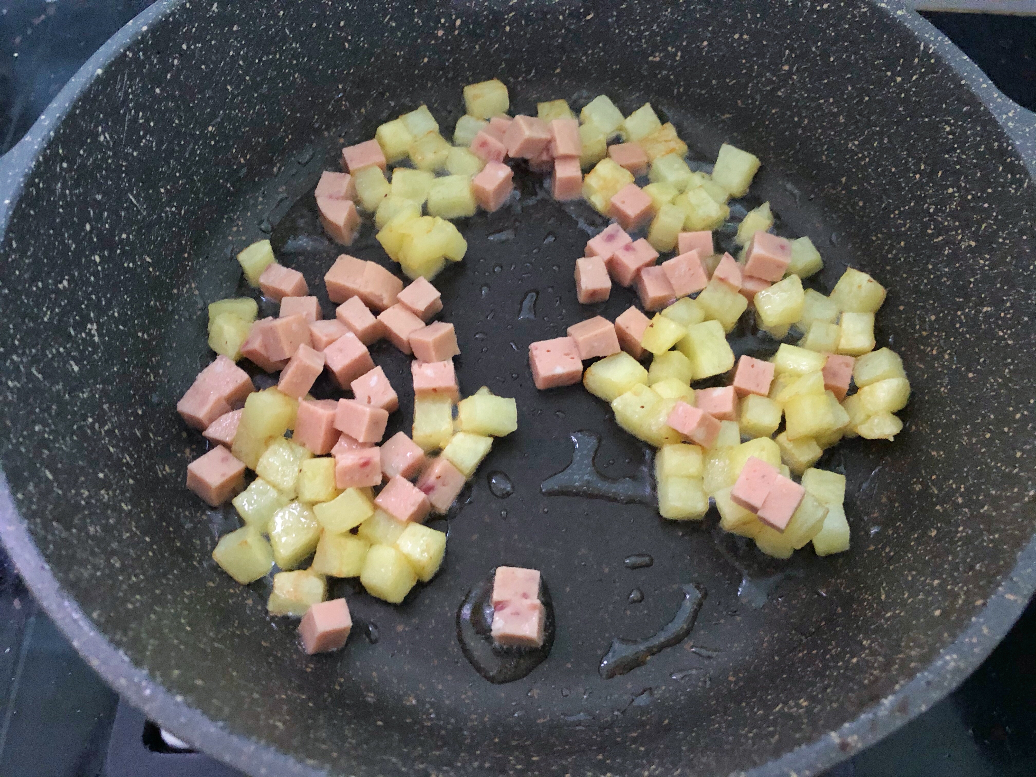 土豆的万能吃法😋土豆午餐肉炒饭～～的做法 步骤12