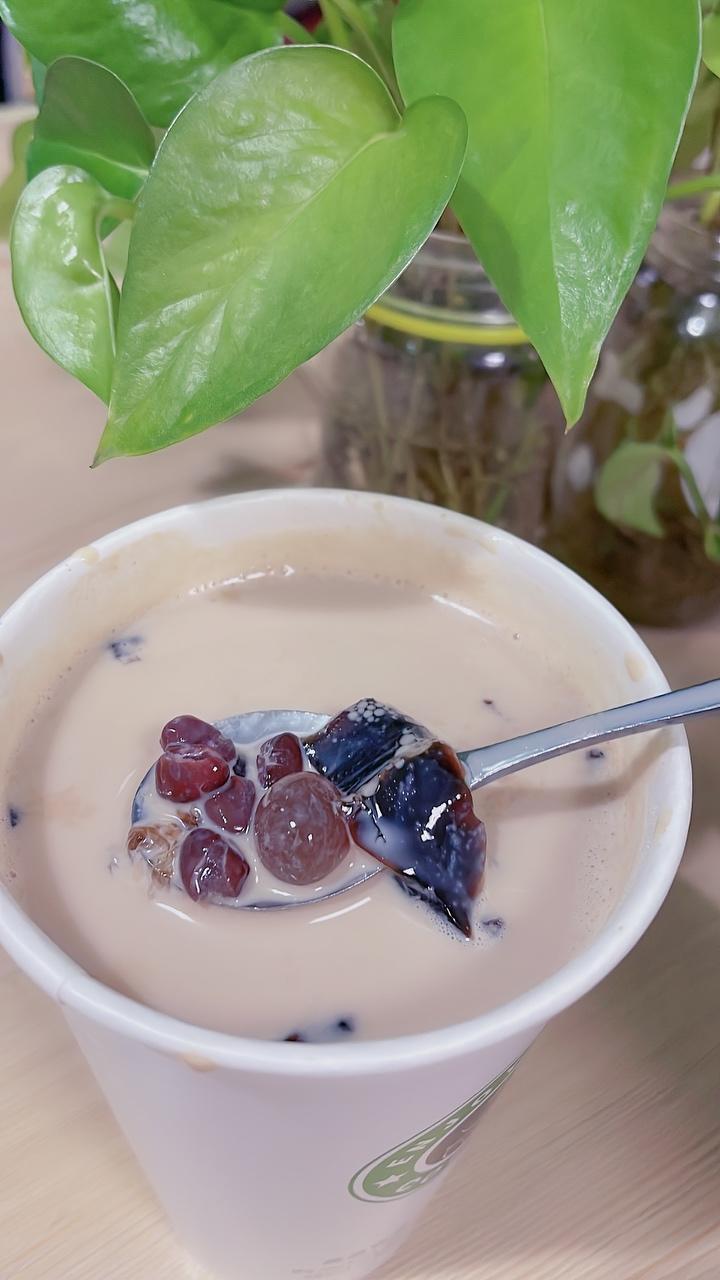 冬日热饮，多种小料的奶茶