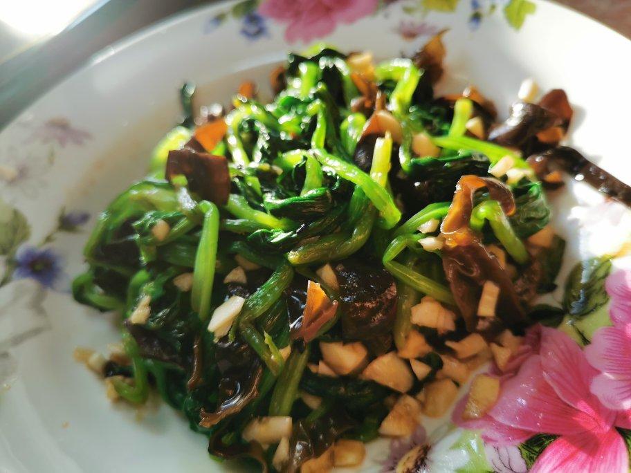 菠菜拌木耳