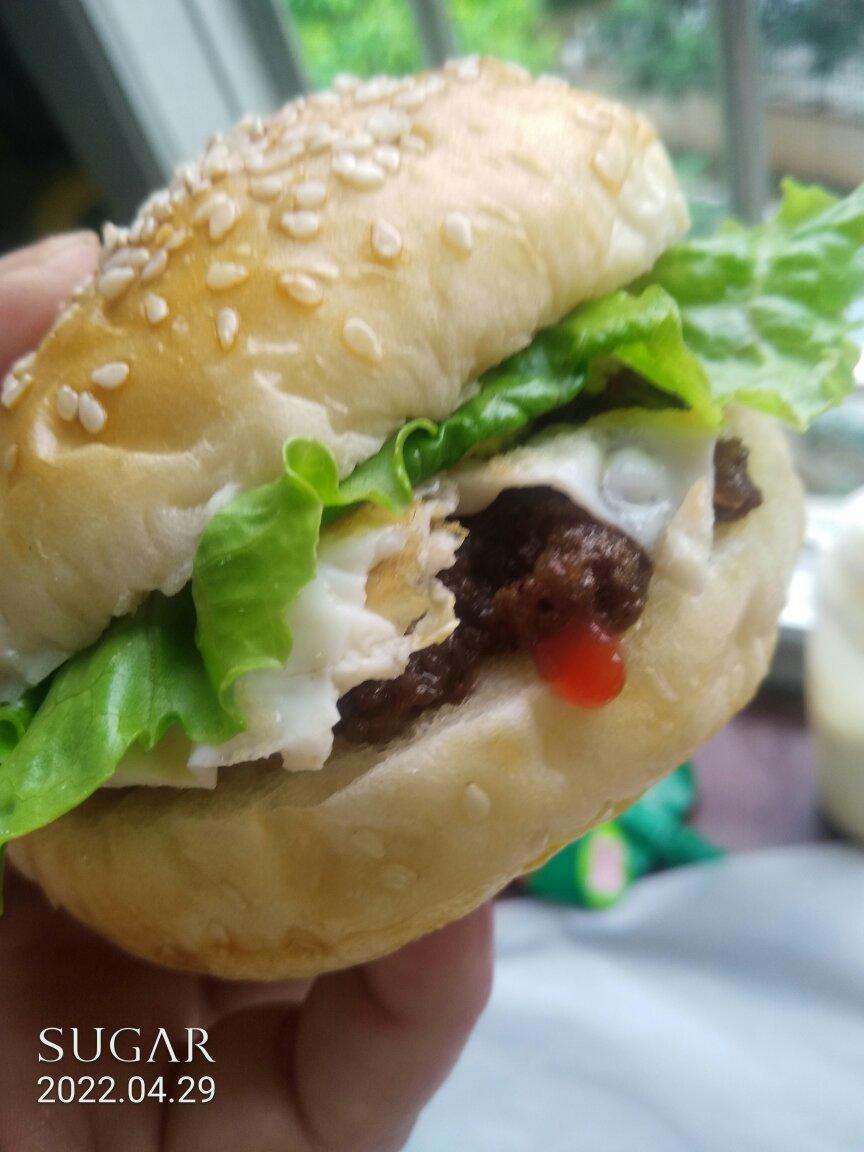 鲜嫩多汁的牛肉汉堡