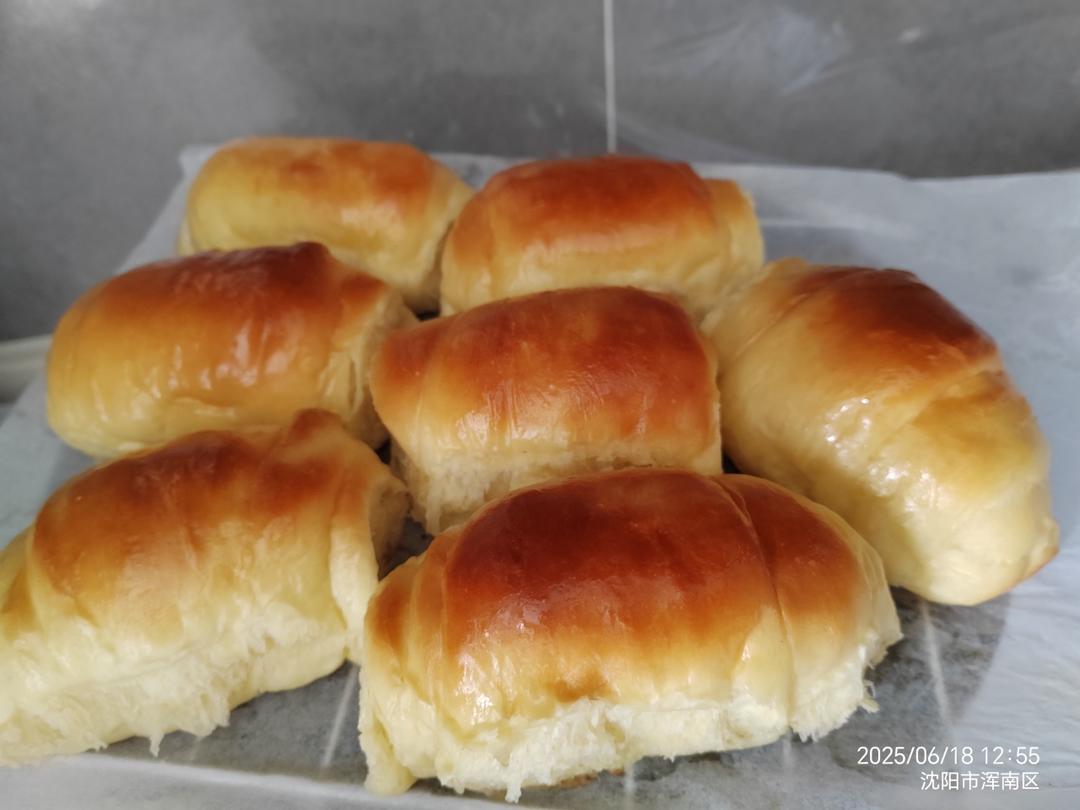 免揉膜的牛奶面包卷，没有厨师机也可以轻松做面包
