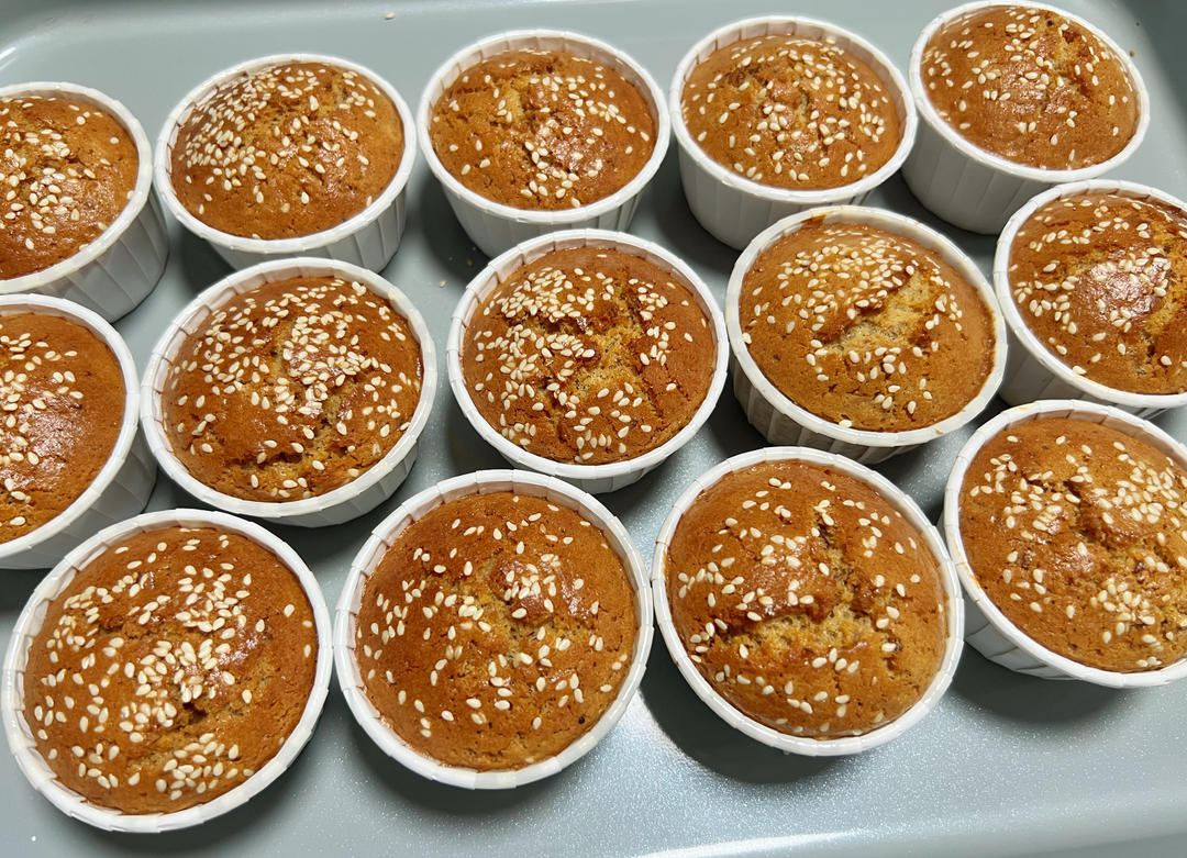 红糖红枣杯子蛋糕，暄软绵密枣香浓郁，简易全蛋打发，新手友好配方