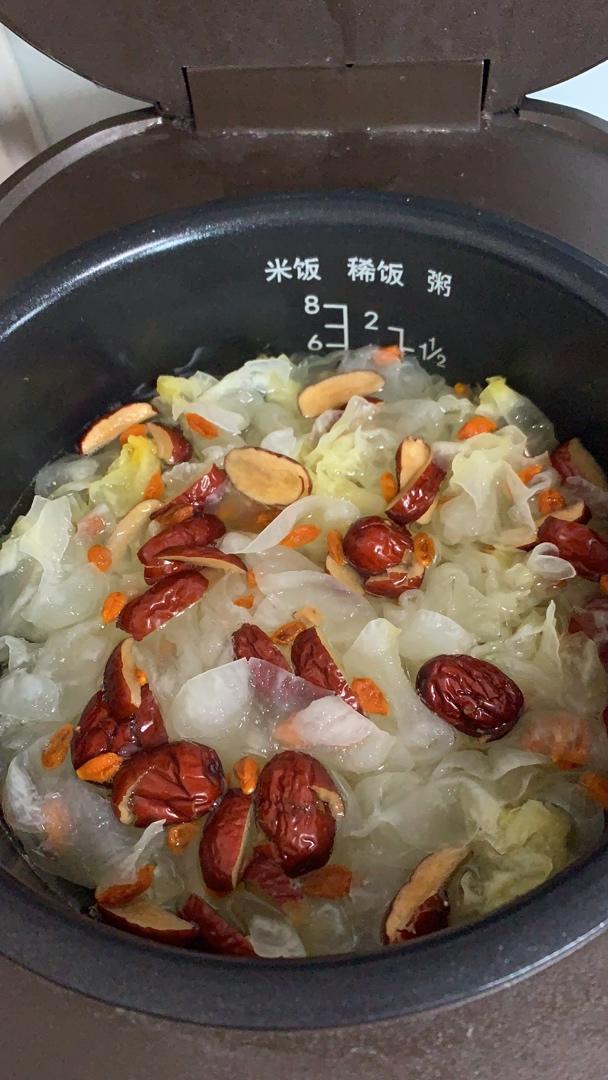 鲜银耳红枣汤 十分钟出胶