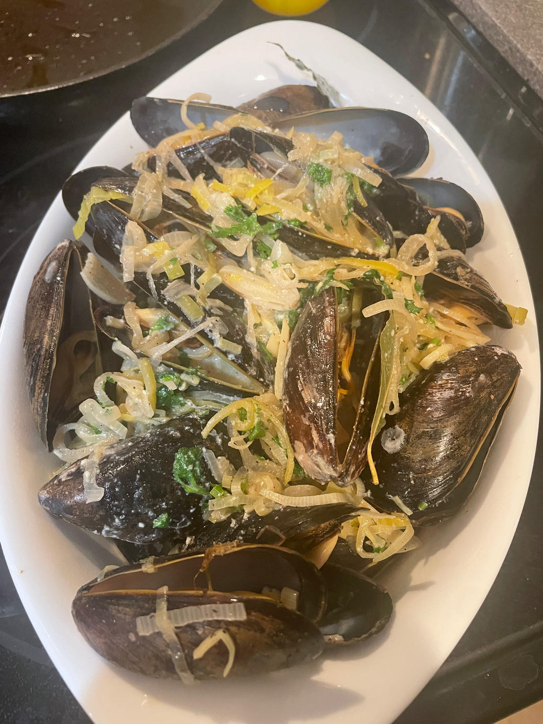 白葡萄酒烩青口贝Moules Marinière的做法 步骤7