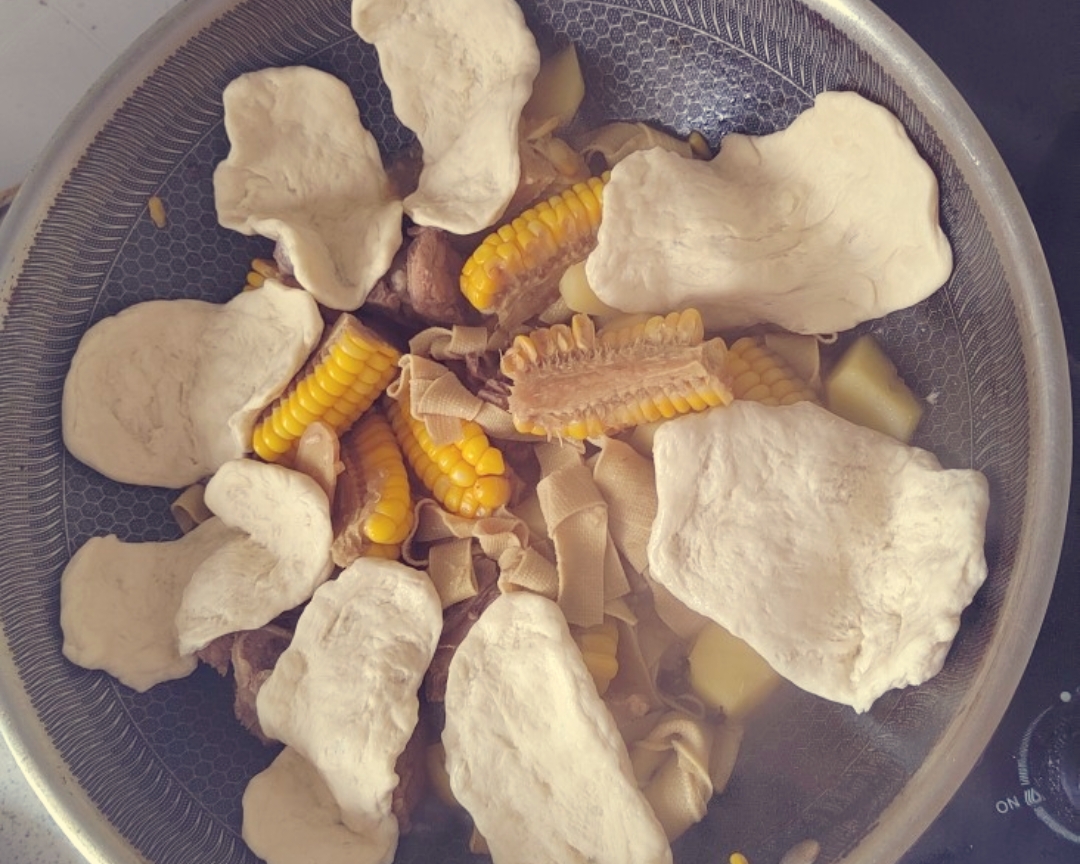 美味的铁锅炖排骨玉米闷大饼（地锅排骨）的做法