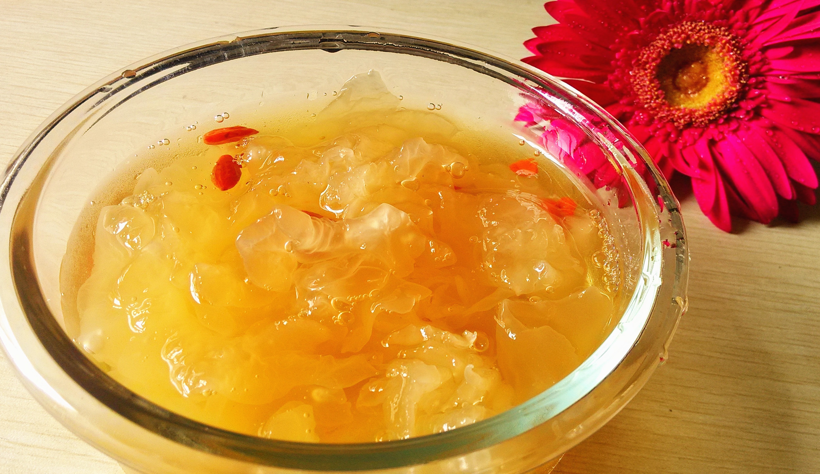 红枣莲子银耳汤