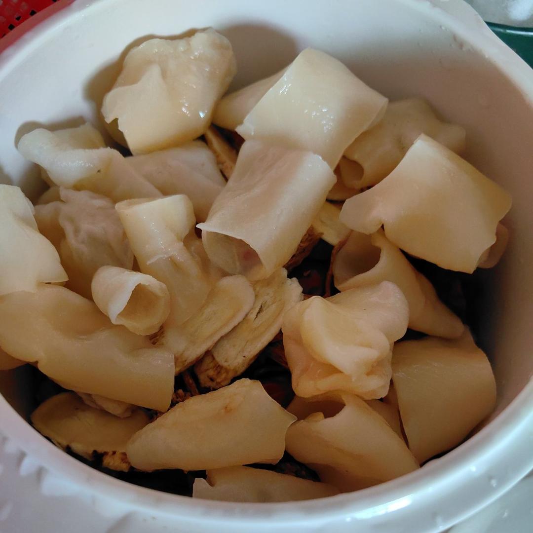 乌鸡花胶汤