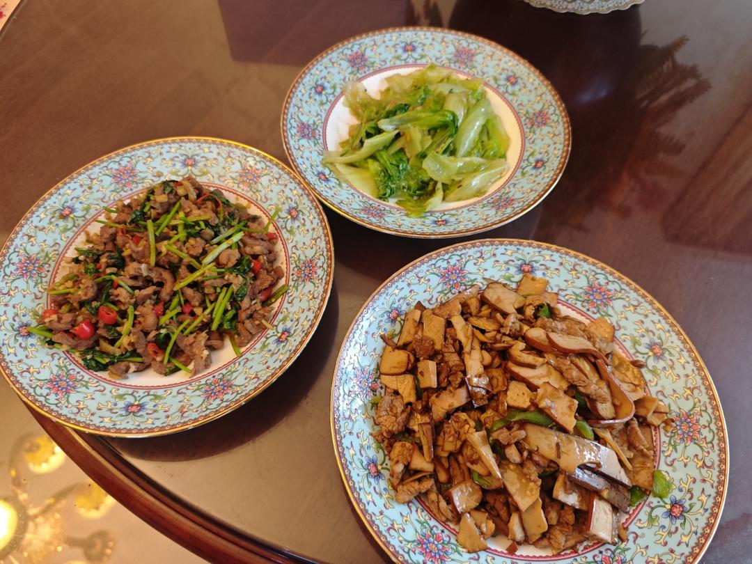香菜炒牛肉，香辣下饭，爱吃香菜的朋友看过来，拌饭绝了
