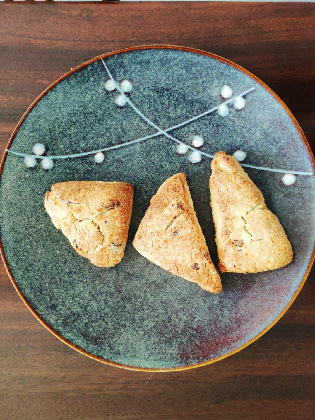 【视频】3分钟 奶油司康Scone(可能是世界上最快手的司康) 消耗淡奶油～