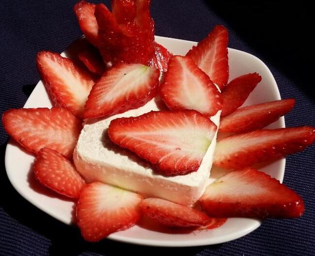 草莓拌冰砖的做法