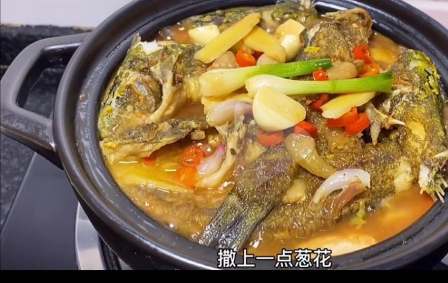 黄骨鱼焖豆腐的做法