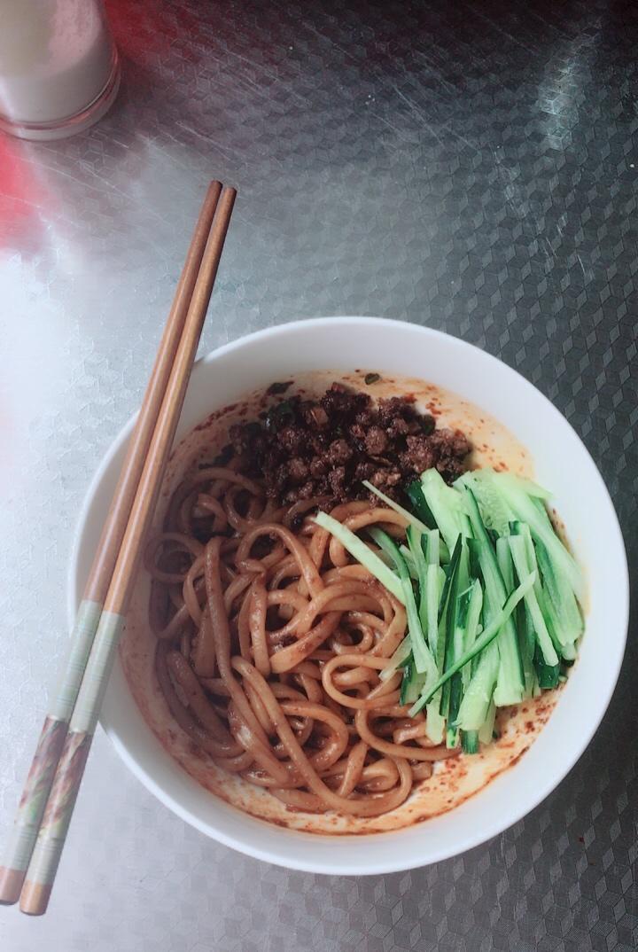 这碗面吃了会上瘾 / 手工肉臊子拌面