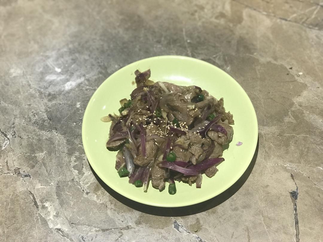 孜然洋葱炒牛肉粒