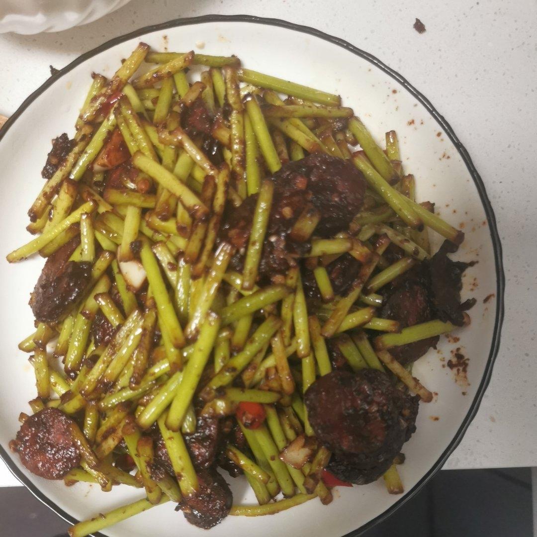 超好吃的腊肠炒蒜苔