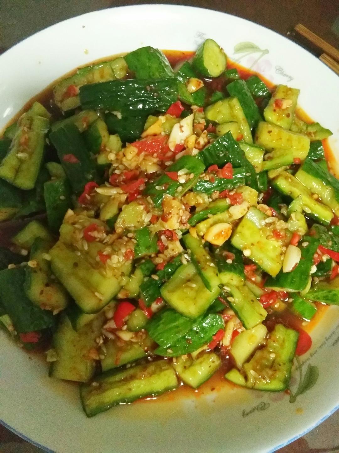 凉拌青瓜 腰不细做的凉拌青瓜黄瓜,蒜片,生抽,醋,盐,香油,老干妈/辣椒