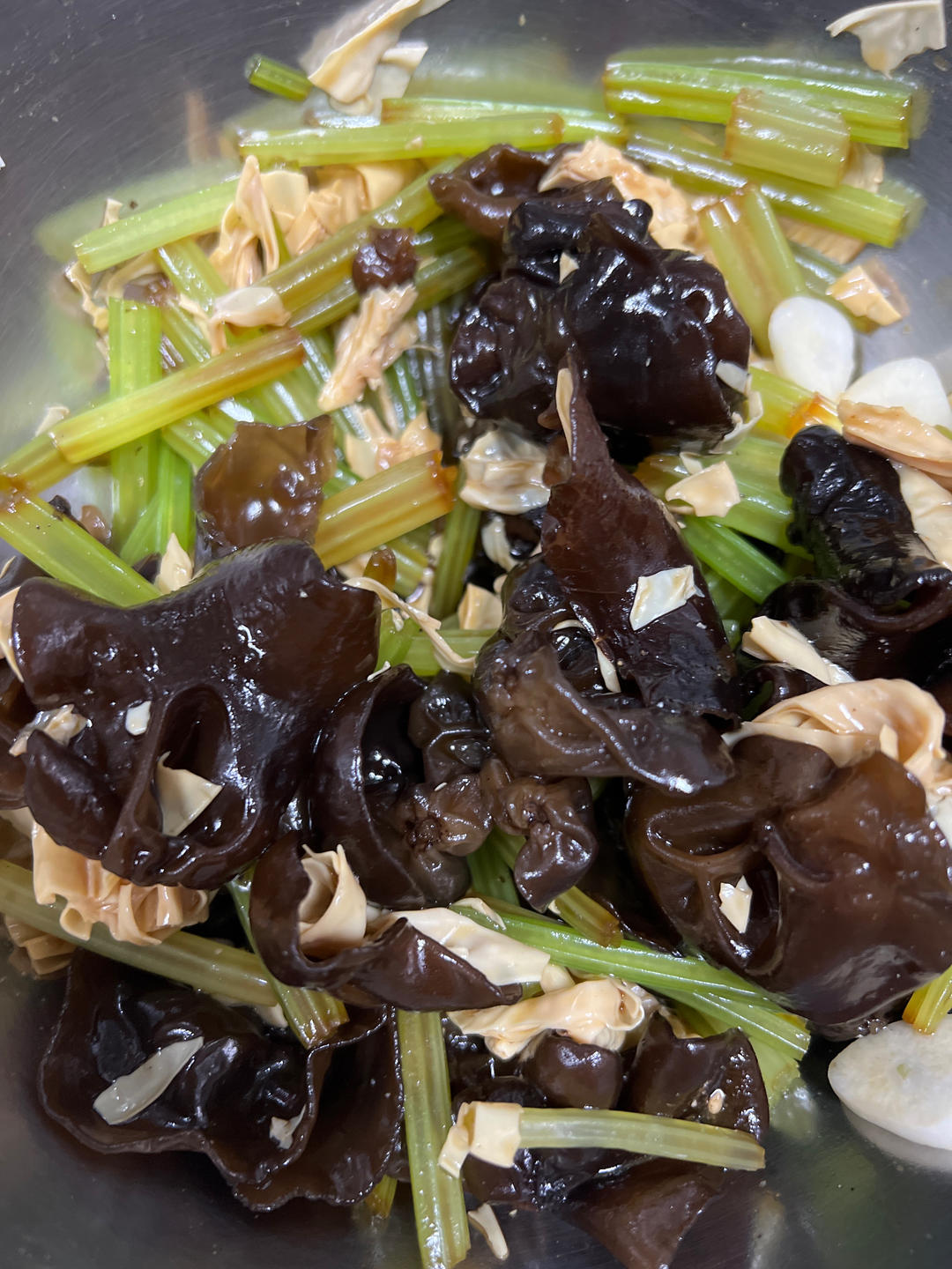 家常快手凉拌菜-西芹腐竹木耳-清爽开胃