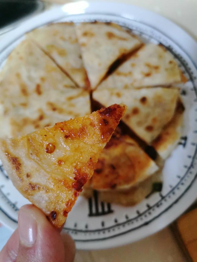 快手饺子皮葱油肉饼的做法