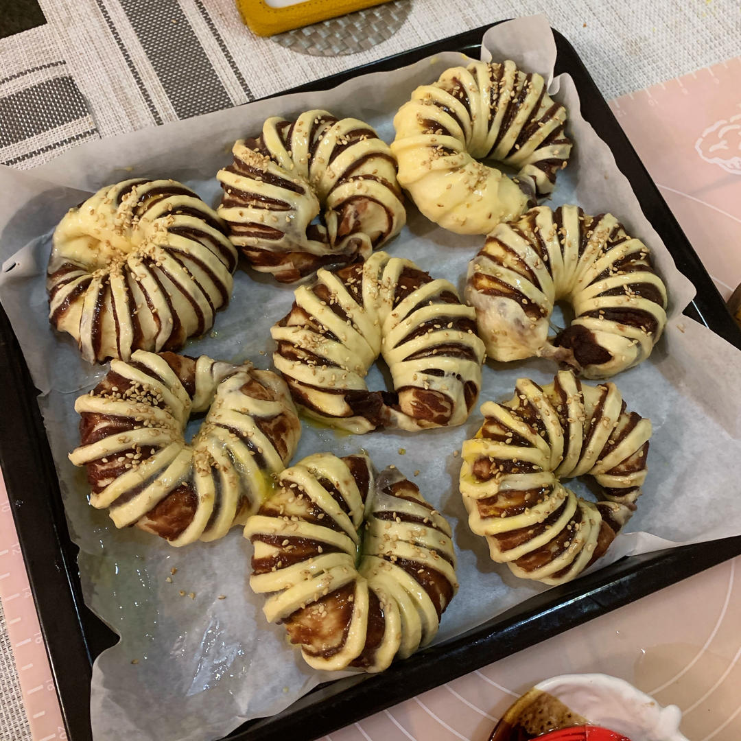 松软可口的红豆沙面包卷