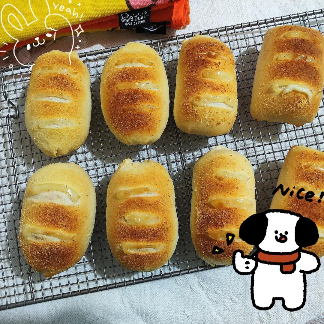辣肉松脆肠面包