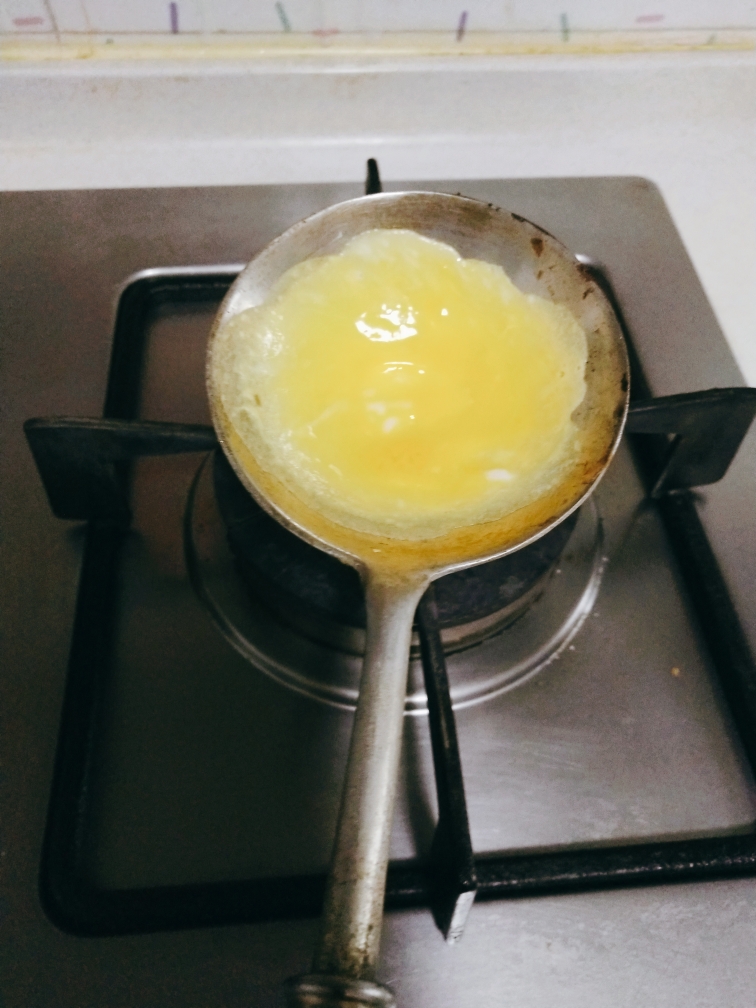 尛辣椒的鸡蛋饺儿的做法 步骤2